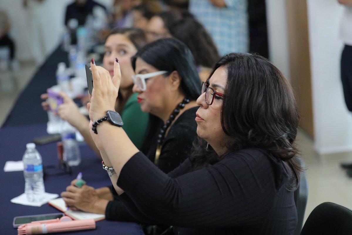jorgelona1's tweet photo. La libertad periodística es un pilar de la democracia que construimos las y los guanajuatenses. Hoy, en una mesa de trabajo con periodistas, la @FGEGUANAJUATO y Ricardo Neves, de @ONUDHmexico, dimos seguimiento a los expedientes de agresiones contra personas comunicadoras. ¡El compromiso es atender cada caso con toda la fuerza de la ley!