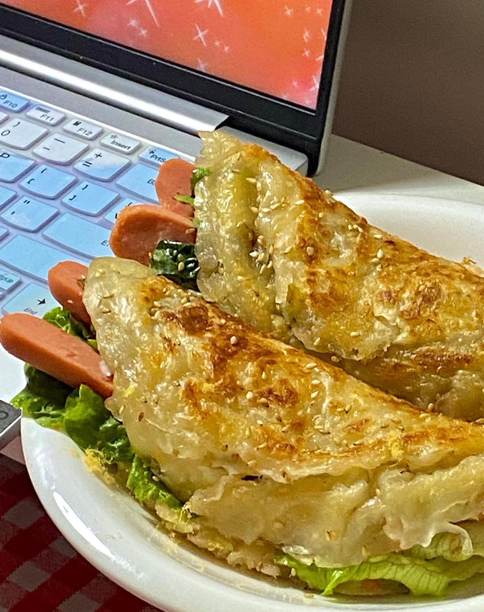 dmgmgm18's tweet photo. 下班拐个弯，就为这口刚煎好的街头手抓饼，脆饼裹着卤蛋里脊，咬开全是香迷糊的烟火气 https://t.co/VlTMchvvX2