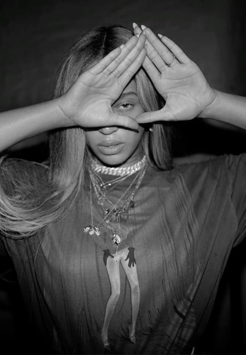 yoncetrill's tweet photo. she stay repping her man https://t.co/PCy1JBdxtb