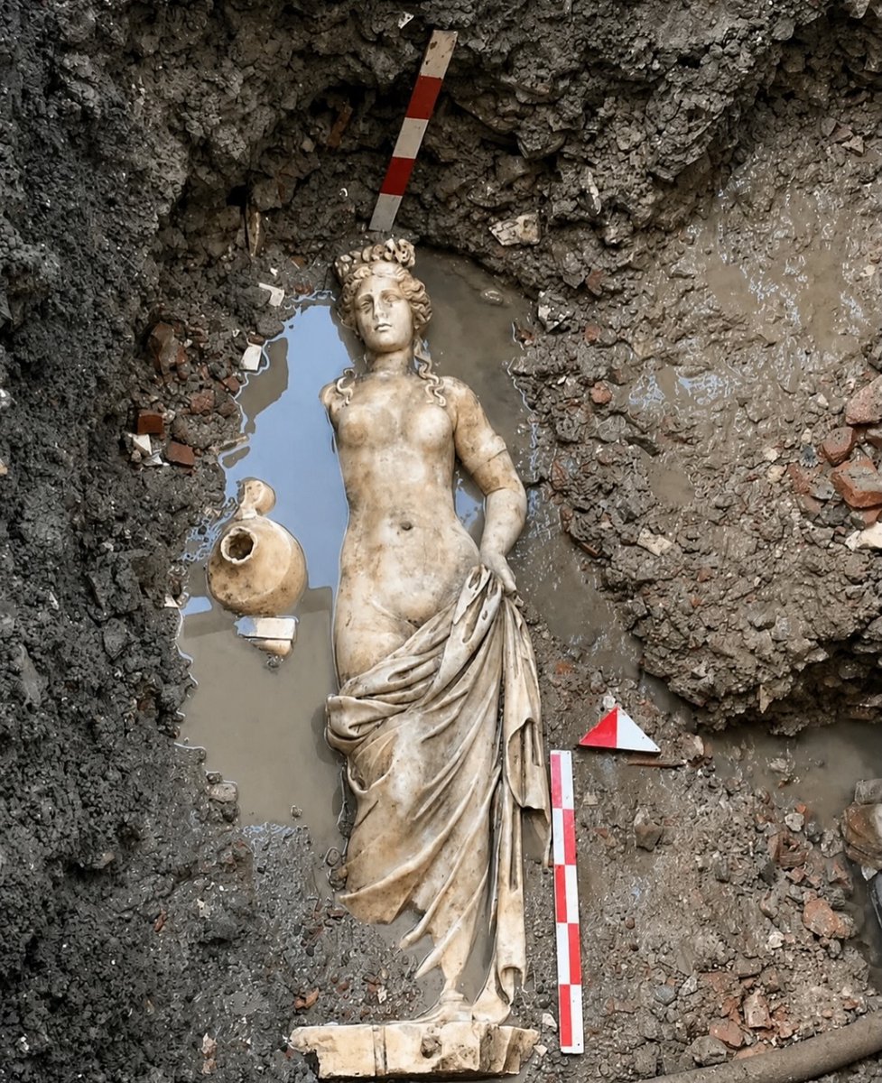 AcervoCharts's tweet photo. Arqueólogos encontraram uma estátua de Afrodite de 1.800 anos. https://t.co/KE4Fdiz3Vh