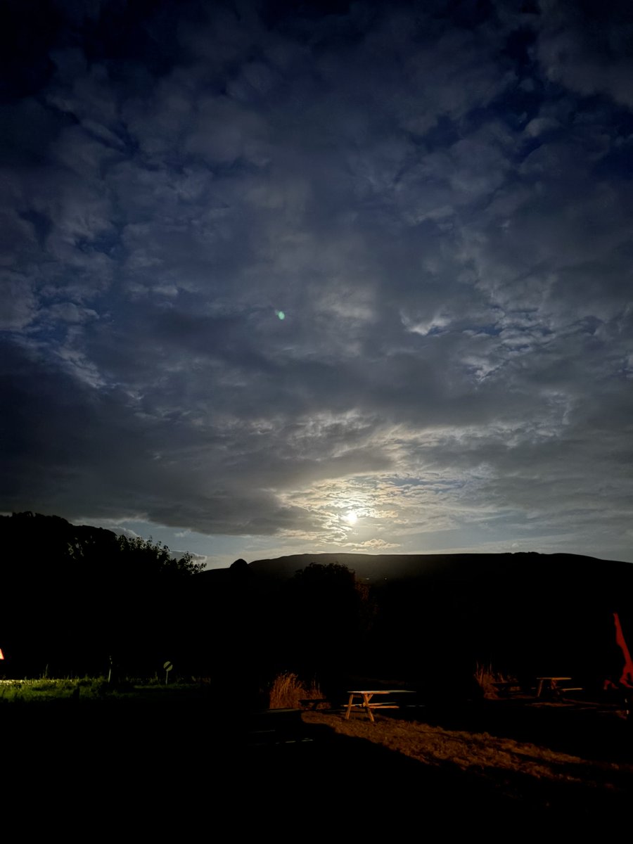 AjFOH's tweet photo. #moonwatch @parkersarms #abeauty https://t.co/A1itcbbzaB