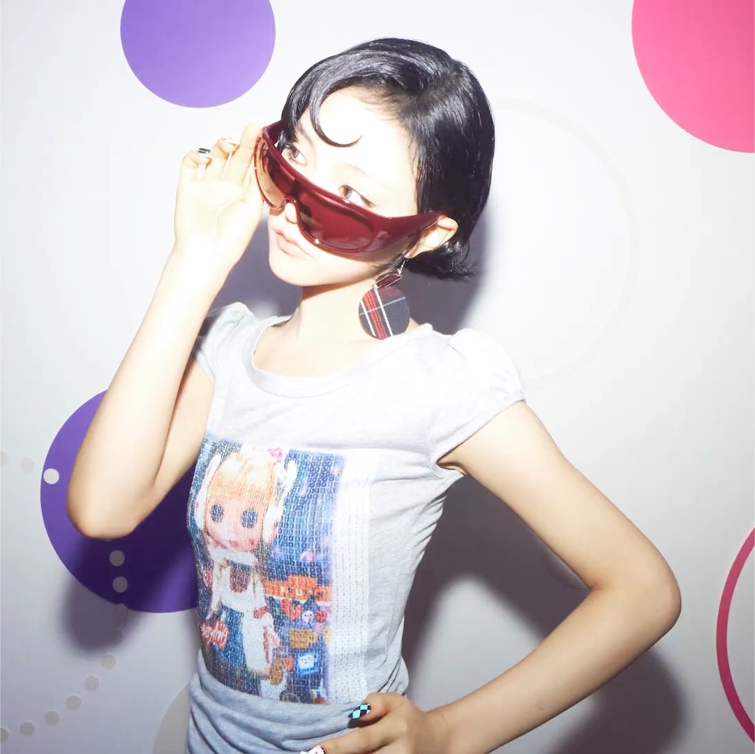 jiyupic's tweet photo. a thread of every jiyu picture from the ‘candy pink magic hole flip phone’ mv https://t.co/VnNlS7NExA