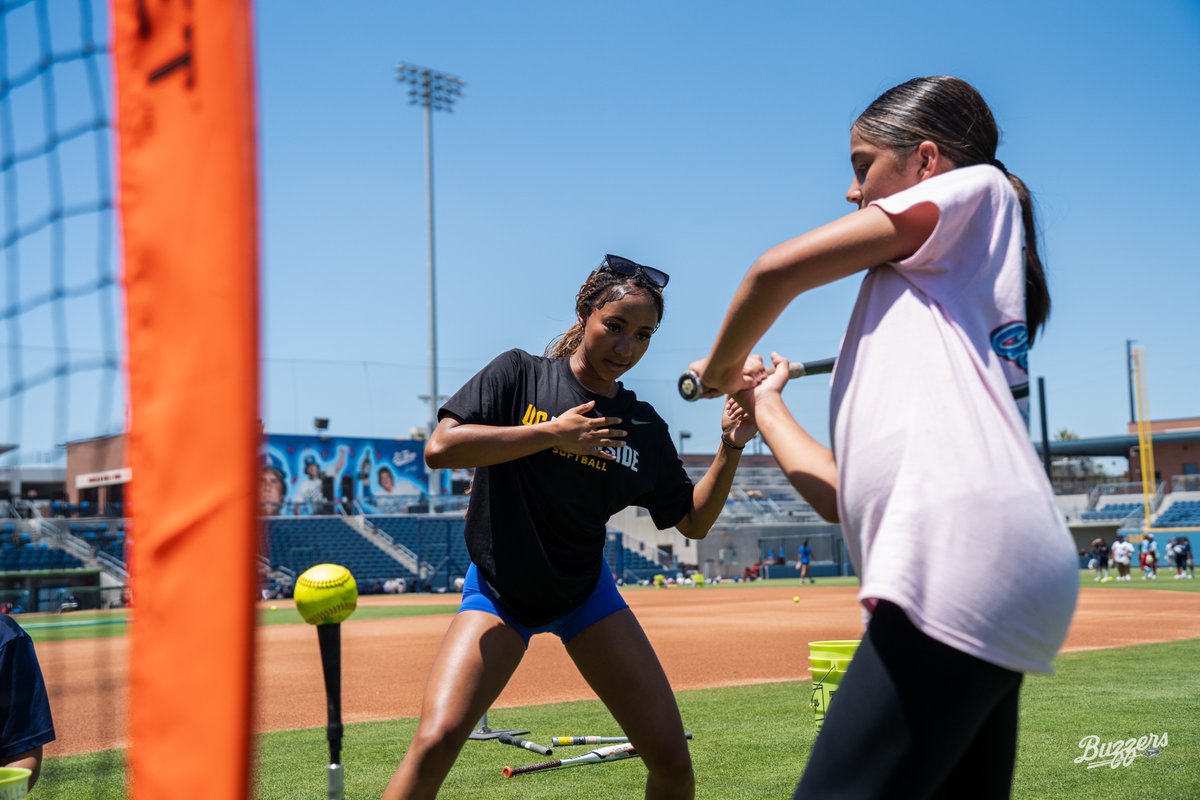 towerbuzzers's tweet photo. Tower Buzzers x UCR Softball Camp 🥎🐝💙

Thank you to @UCRSoftball  for helping out today at ONT Field and teaching over a hundred players softball skills and fundamentals! https://t.co/1sGXUdiTqp