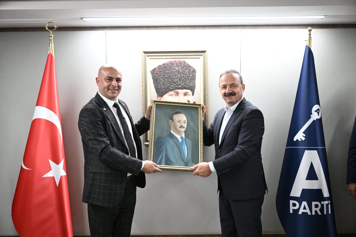 Apartibandirma's tweet photo. Anahtar Parti Bandırma İlçe Başkanlığı olarak Genel Başkanımız Sayın Yavuz Ağıralioğlu'nu Genel Merkezimizde ziyaret ettik.

Milletimize daha güçlü hizmet edebilmek adına önümüzdeki dönemde hayata geçirilecek çalışmalar üzerine verimli bir istişare gerçekleştirdik. https://t.co/RJOMhQXJ7R