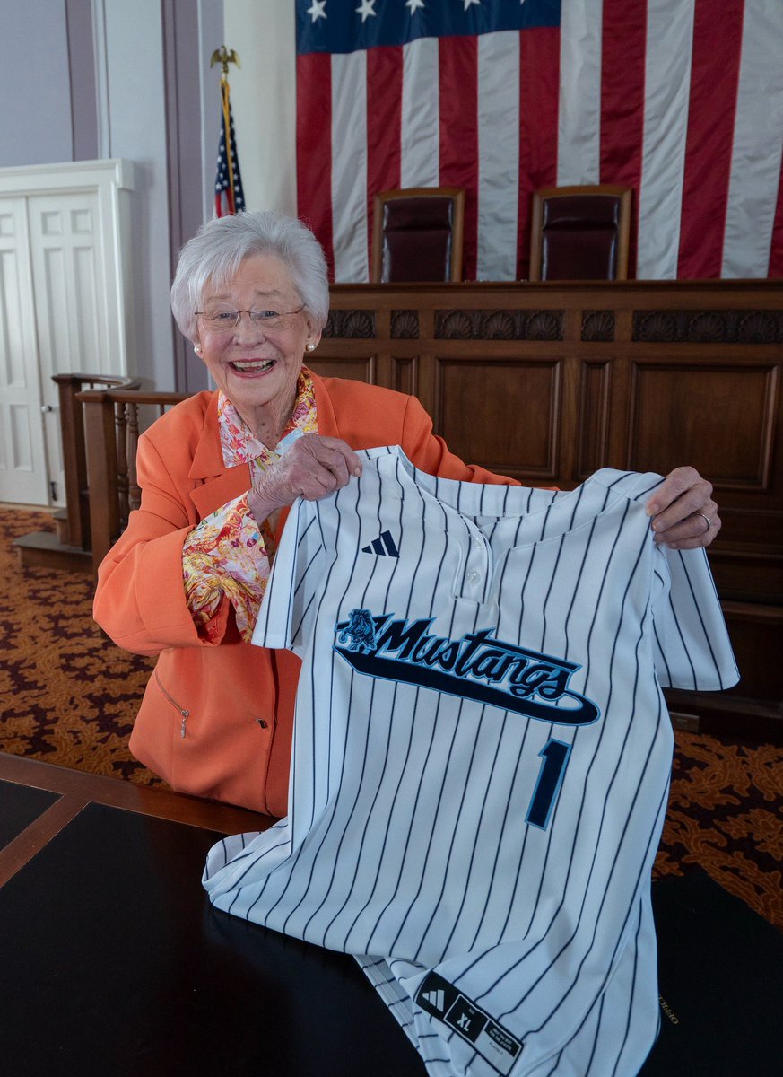 GovernorKayIvey's tweet photo. This one’s for the girls! 

Congratulations to the Northeast Alabama Community College Softball Team on bringing home a national championship in the second year of their program. That’s a BIG deal!

Enjoyed celebrating these young ladies today. Go Mustangs! #alpolitics https://t.co/U9GHHWhsrq