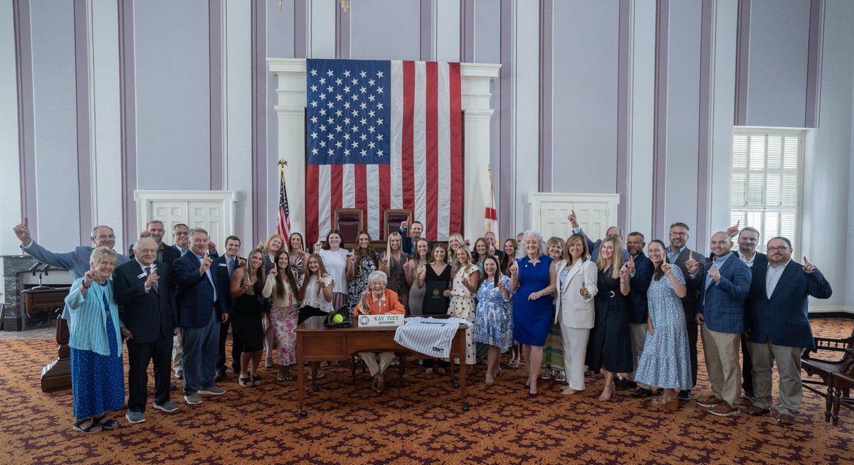 GovernorKayIvey's tweet photo. This one’s for the girls! 

Congratulations to the Northeast Alabama Community College Softball Team on bringing home a national championship in the second year of their program. That’s a BIG deal!

Enjoyed celebrating these young ladies today. Go Mustangs! #alpolitics https://t.co/U9GHHWhsrq