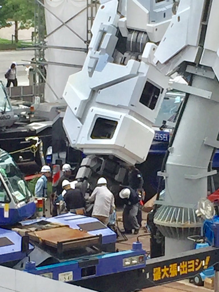 arakichi1969's tweet photo. 【原寸大ユニコーン・ガンダム、ラスト展示】 
あと残り1ヶ月の展示運命！
東京・お台場：ダイバーシティ東京に展示中の原寸大ユニコーン・ガンダムは2026年8月31日をもって約9年間の展示終了・・・

https://t.co/w8jHzziM9Q

(添付は9年前の2017年8月17日施工工事中写真) https://t.co/2AhfaLWSvE