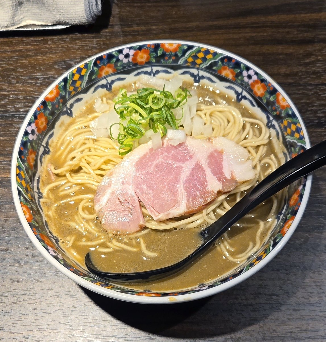 KaizokuoMa's tweet photo. 【神田煮干中華蕎麦 まいまい】神田
シンプル濃厚蕎麦+鶏油和え玉
訪麺🍜キラキラ煮干煌めく濃厚soup！ねっとりbitteな濃ゆい旨味…強靭で中毒性のある味わいと鼻腔を占拠する余韻が堪らない珠玉の逸杯♪めッちゃウマ──ッ!!
菅野製麺所のバツザク中細麺&amp;まろ味全開の鶏和えも絶品🤩
超絶美味‼️🙏💥💯 https://t.co/wGFAYIHtk5