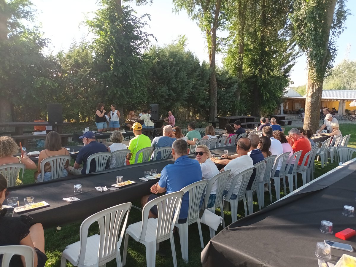quesosJUAN's tweet photo. Tarde de #piscina y #catadequesos dirigida por #losquesosdejuan en #villalbadelosalcores #Valladolid https://t.co/DCBS71zPHi