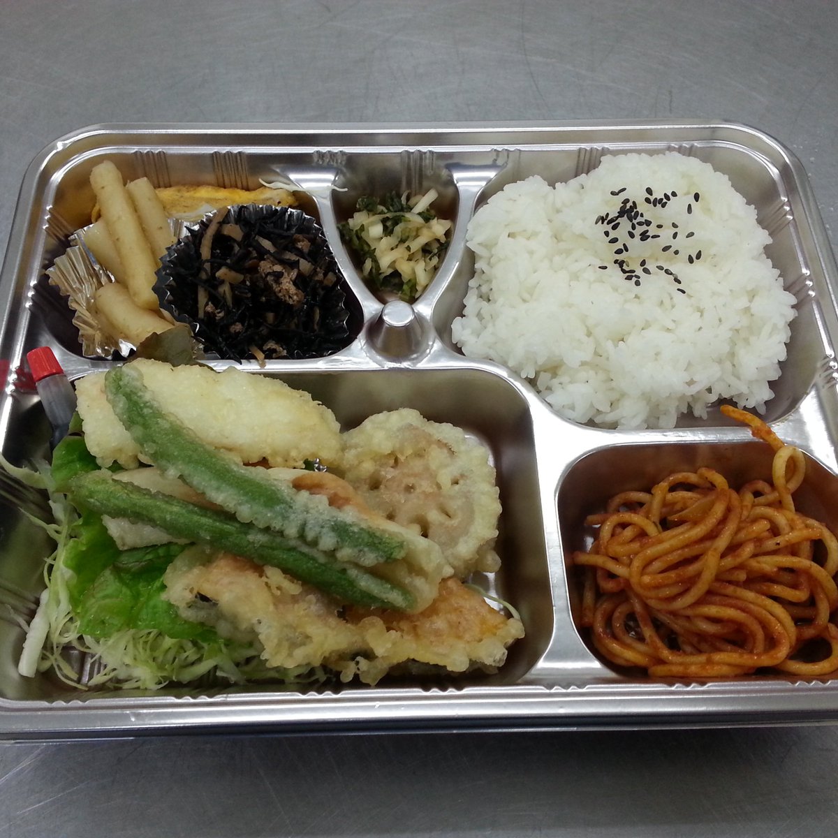asahiken_okayam's tweet photo. 旭軒の日替わりメニューは、大人気の野菜の天ぷらです。
ヨロシク！ #弁当 #ランチ https://t.co/XPgTsberEh https://t.co/9LTSpvUjpX
