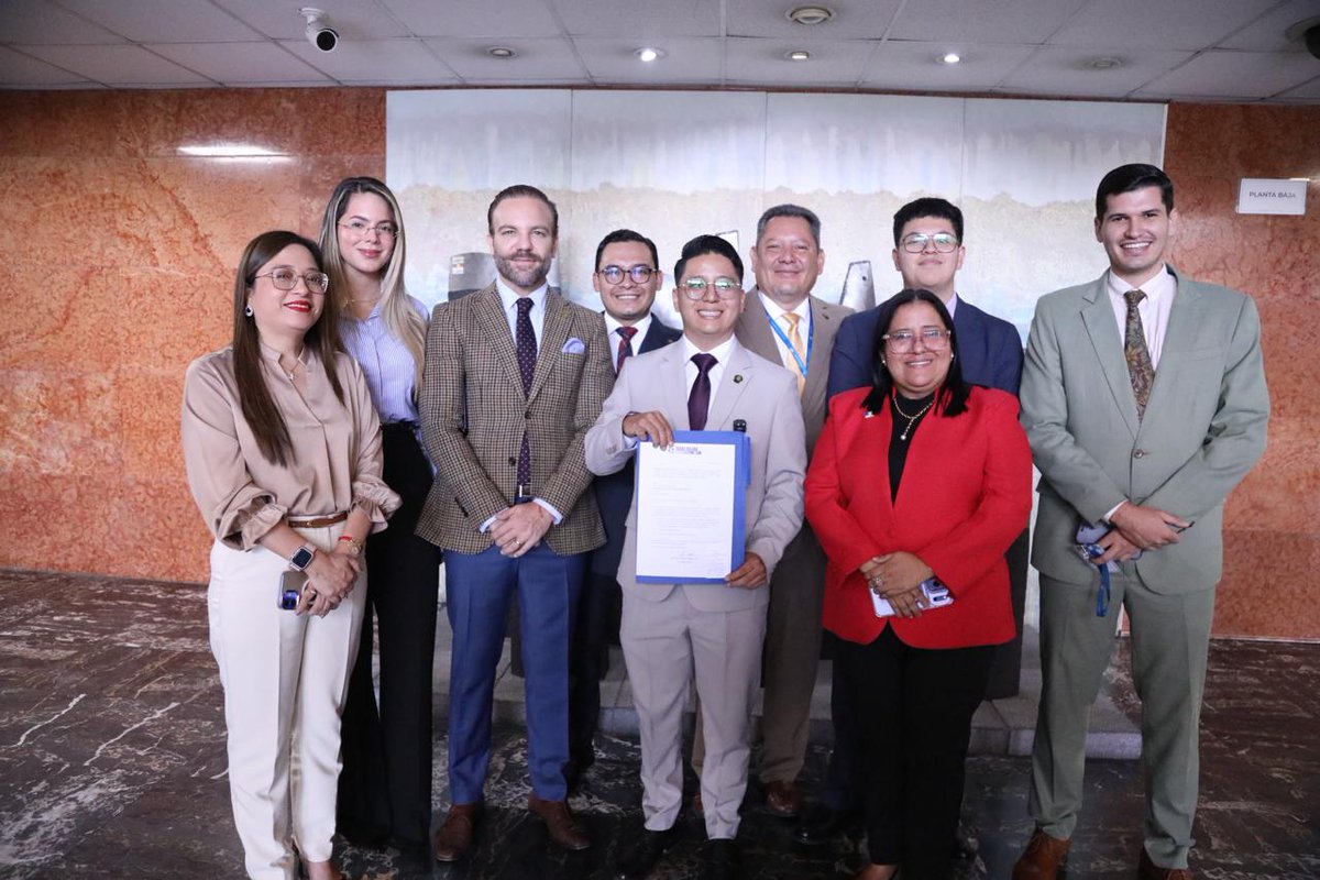 AsambleaEcuador's tweet photo. El asambleísta Isaac Solano, asambleísta por Guayas presentó el Proyecto de Ley Orgánica Reformatoria al #COIP y al #COOTAD para la Prevención de la Exaltación de Grupos Armados o Grupos de Delincuencia Organizada y la Recuperación de Espacios Públicos. https://t.co/fYzUaFR7ik