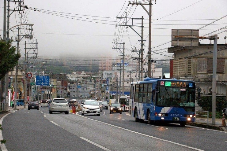okinawa_bus's tweet photo. 『バスのある風景』 

当たり前の風景が、静かに消えようとしています。

沖縄のバス路線を支えるのは、皆様の「たまに」の利用です。
乗る人がいなくなれば、路線はその役割を終えてしまいます。

これはバス会社だけでなく、この島で暮らす全員のテーマです。
一緒に未来の風景を作りませんか。 https://t.co/exynRRPsEq