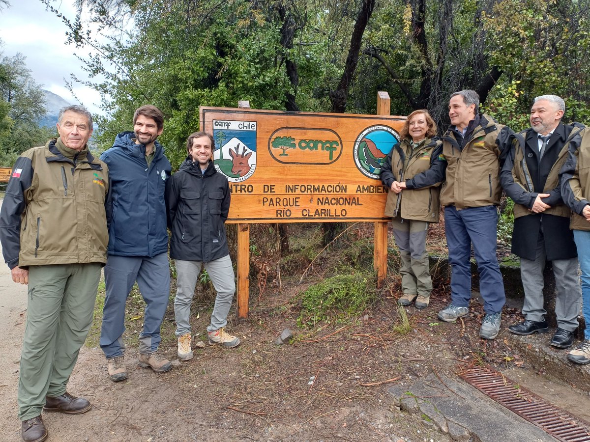 conaf_minagri's tweet photo. 🟢 Con la majestuosidad del Parque Nacional Río Clarillo de fondo, #CONAF y #SBAP presentaron el Plan de Trabajo para la Gestión del Cambio 2026-2027, en el marco de traspaso de las áreas protegidas desde la Corporación Nacional Forestal al SBAP.
La ceremonia contó con la presencia de los subsecretarios de @Sub_Agricultura Francesco Venezian y de @MMAChile José Ignacio Vial, además de la directora ejecutiva de #CONAF Aída Baldini y del #SBAP, Tomás Saratscheff, junto a guardaparques y funcionarios de ambas instituciones.
En la oportunidad, la directora ejecutiva reafirmó la disposición de CONAF a colaborar activamente con el SBAP, "aportando la experiencia, conocimiento territorial y compromiso de nuestros equipos. Esta transición deberá conducirse con responsabilidad, transparencia y respeto por las personas".