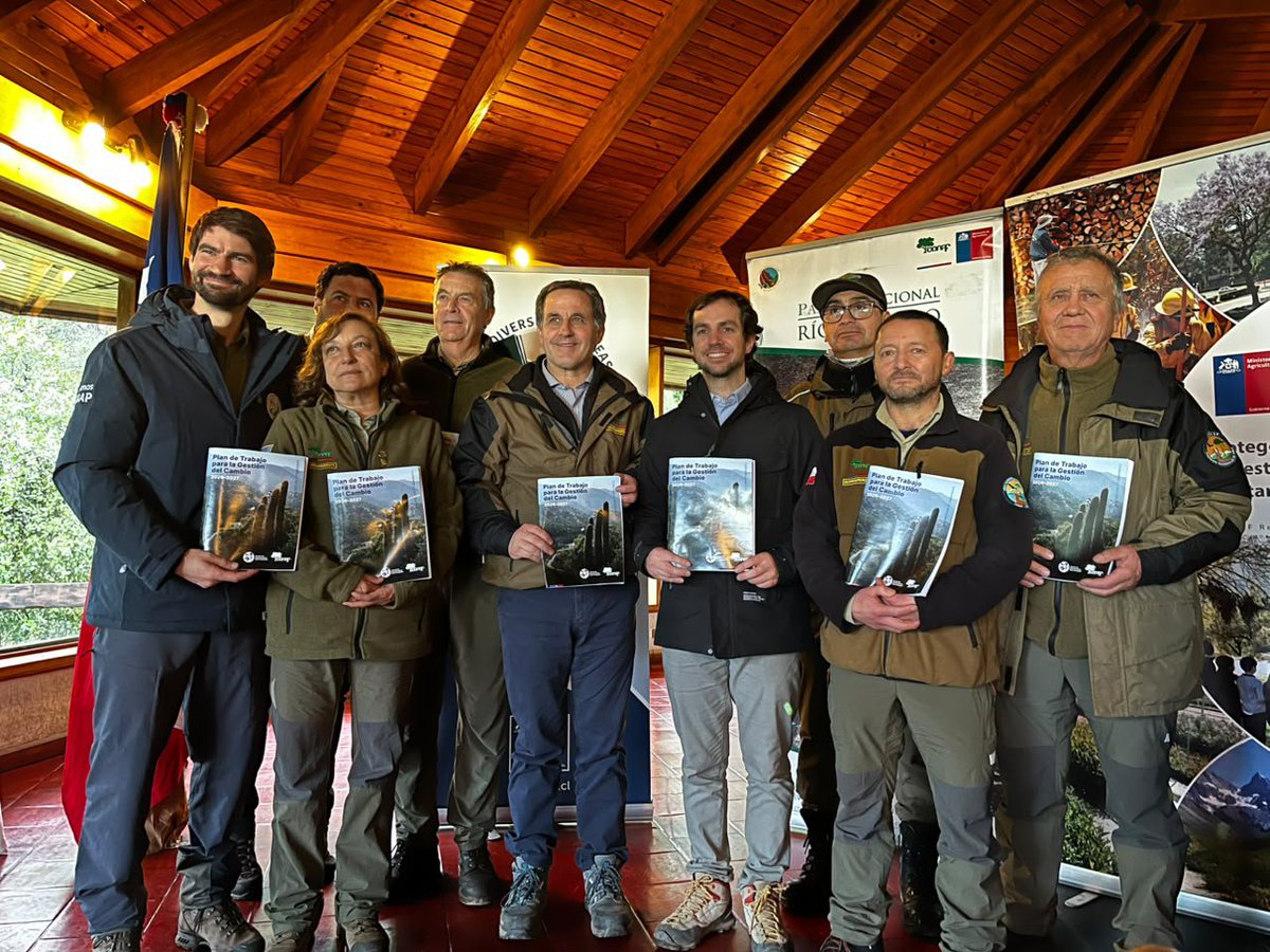 conaf_minagri's tweet photo. 🟢 Con la majestuosidad del Parque Nacional Río Clarillo de fondo, #CONAF y #SBAP presentaron el Plan de Trabajo para la Gestión del Cambio 2026-2027, en el marco de traspaso de las áreas protegidas desde la Corporación Nacional Forestal al SBAP.
La ceremonia contó con la presencia de los subsecretarios de @Sub_Agricultura Francesco Venezian y de @MMAChile José Ignacio Vial, además de la directora ejecutiva de #CONAF Aída Baldini y del #SBAP, Tomás Saratscheff, junto a guardaparques y funcionarios de ambas instituciones.
En la oportunidad, la directora ejecutiva reafirmó la disposición de CONAF a colaborar activamente con el SBAP, "aportando la experiencia, conocimiento territorial y compromiso de nuestros equipos. Esta transición deberá conducirse con responsabilidad, transparencia y respeto por las personas".