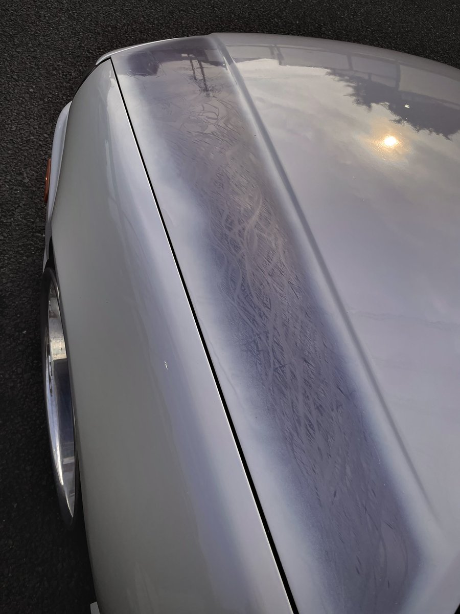 pbhr_R34's tweet photo. 外から一気にシーザリオまとめてかわす！！ シーザリオ～！！黒い馬体が弾んでシーザリオ！福永祐一に導かれてシーザリオ、見事に、見事にオークスを制しました！

全塗装と共にボンネットに第66回オークスシーザリオ号&amp;福永祐一騎手をリューター・グラインダータトゥーにて施工しました。
#シーザリオ https://t.co/MFMHTJURWB