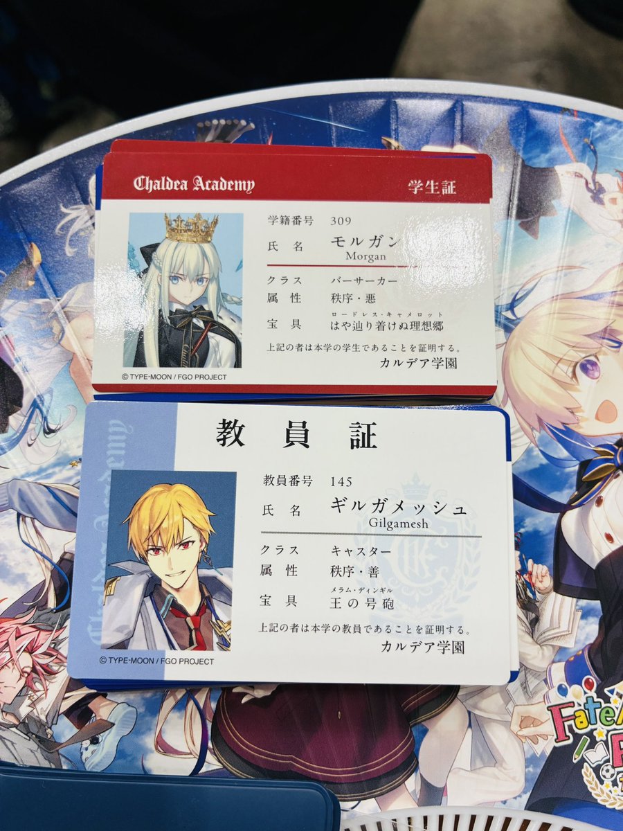 KCha_'s tweet photo. 今年のFGOフェス入場グッズめちゃくちゃ良い！！！裏面が学生、外部、教員でデザインが違って楽しい
ていうか教員ギルガメッシュだけなんですがッ！？？ https://t.co/60bVu1EMwh