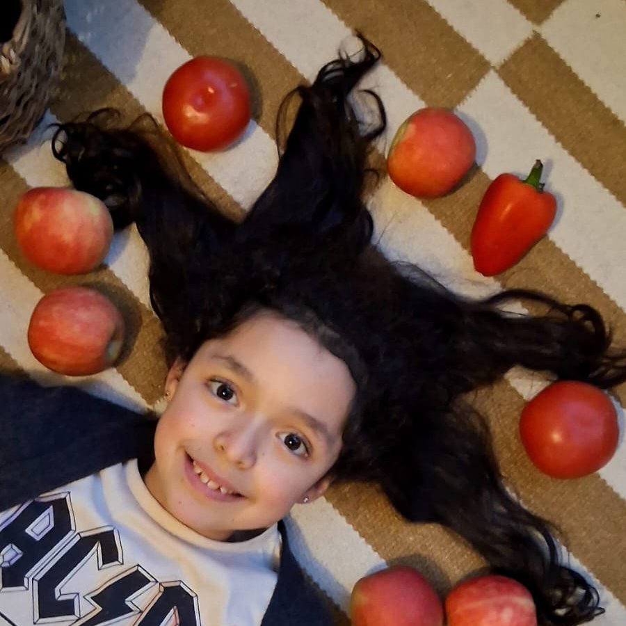 n_efecto's tweet photo. Holi holi comunidad #EfectoN !!!
Soy Rafaela y tengo 8 años, busque todas las frutas y verduras rojas de mi casa, siempre apoyo al equipo rojo.
Saludos a toda la comunidad de Efecto N 🍎🍒🍓🌶️🍎🍎🍎🍎 https://t.co/pgcRlc4kXK