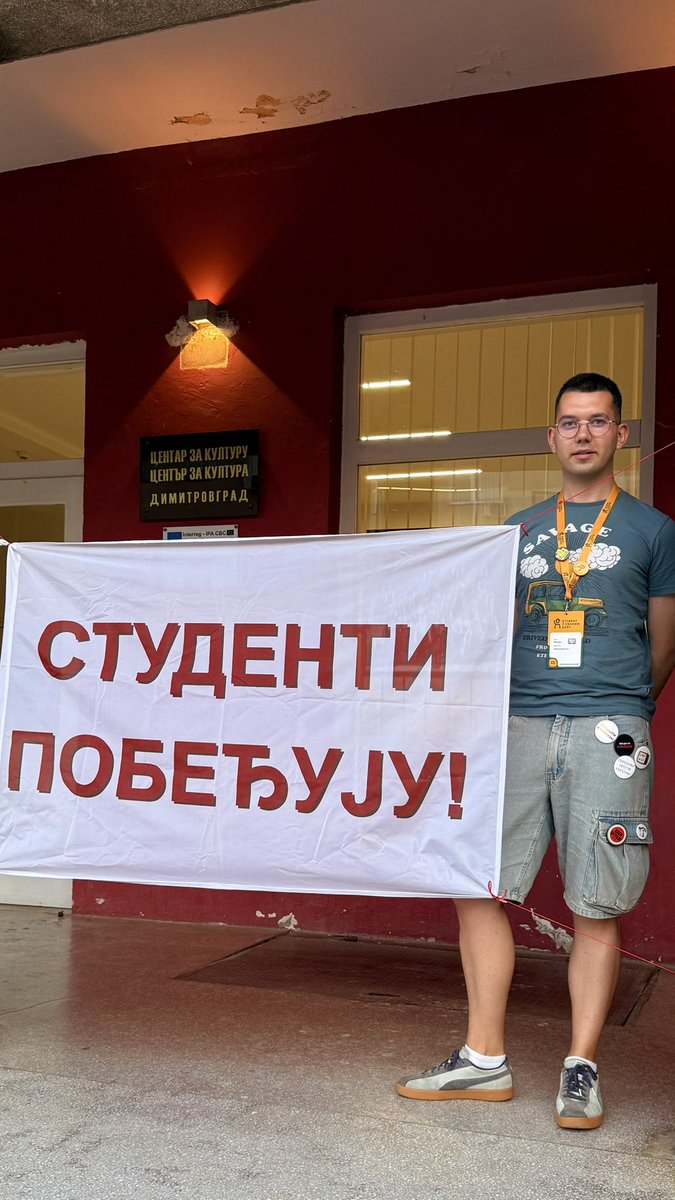 MATEJANIKOLlC's tweet photo. Sve više ljudi je uz studente, a sve je manje straha. Hvala Dimitrovgradu na sjajnom dočeku i gostoprimstvu! 😊

STUDENTI POBEĐUJU! ⛽️ https://t.co/qIxhiN1JJB