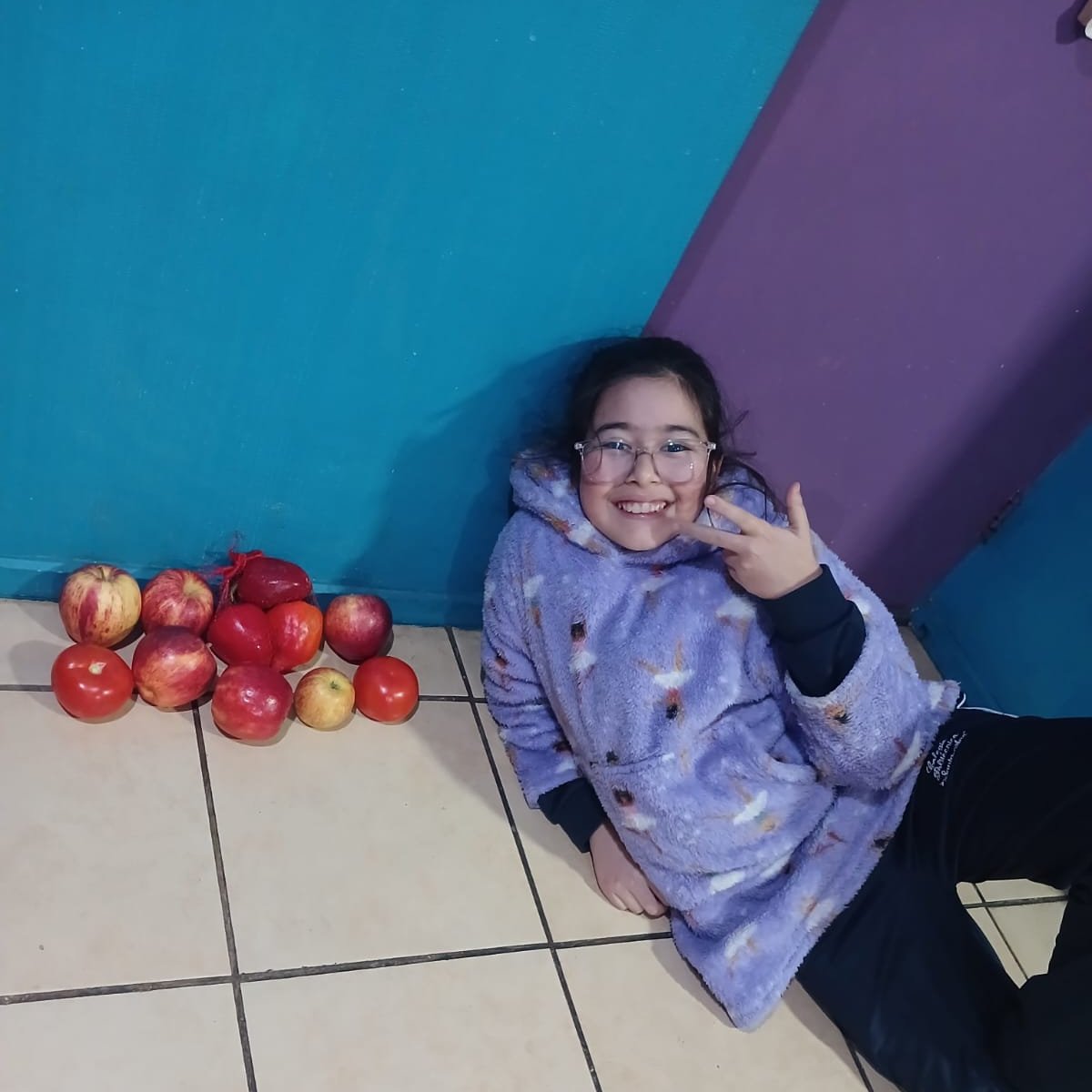 n_efecto's tweet photo. Hola #EfectoN. Soy Dafne de Santiago y apoyo al equipo rojo 🍎🍅🔴❤️ https://t.co/oTlBBFRRRS