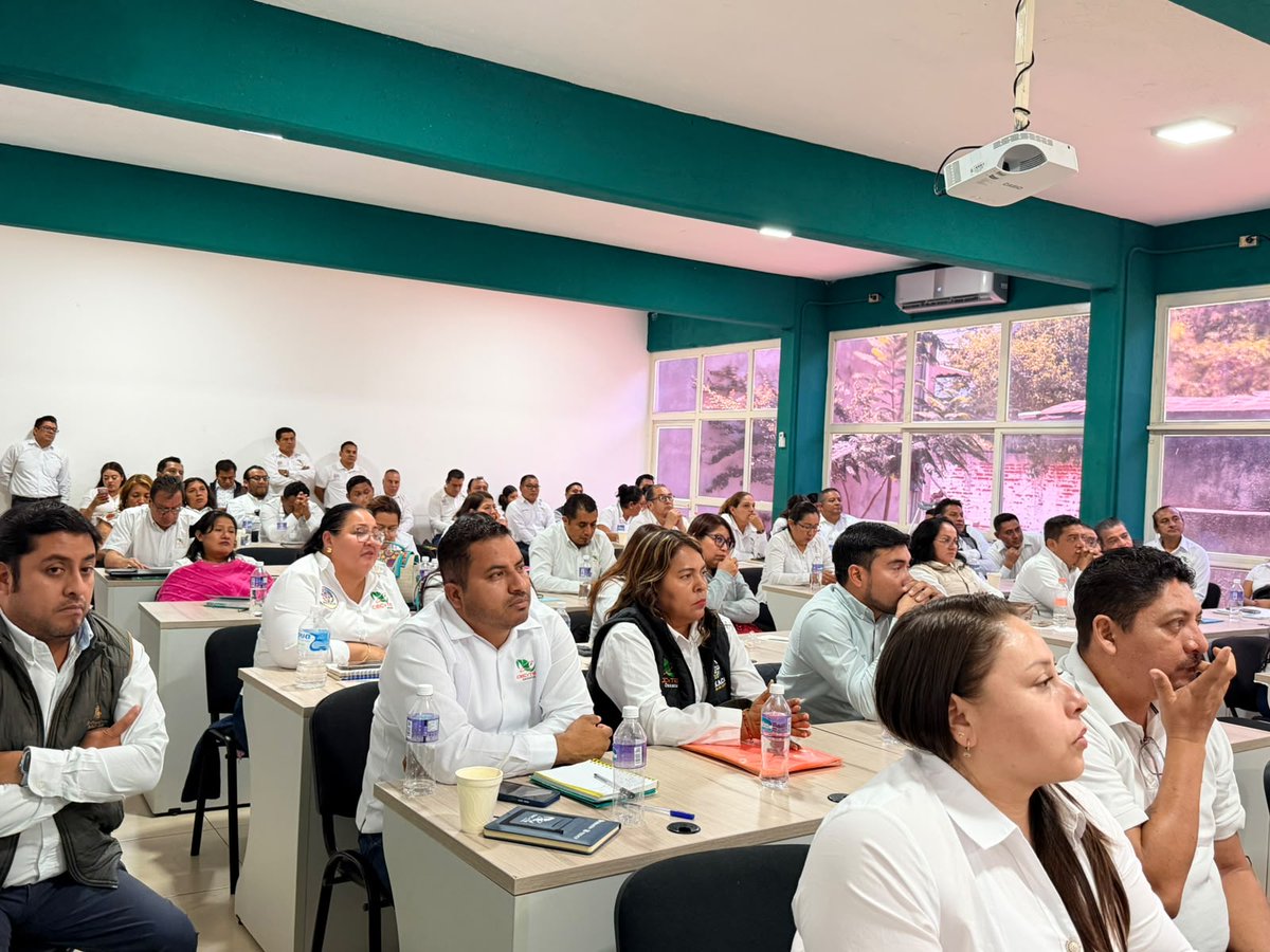 CECyTEOaxaca's tweet photo. ¡Avanzamos por la educación! ✨ Nos reunimos con responsables de los 65 Centros #EMSaD y la Dirección de Educación a Distancia para compartir las metas cumplidas del Plan de Mejora Continua 2025-2026.¡Trabajo en equipo que transforma realidades! https://t.co/OfrVay1jCG