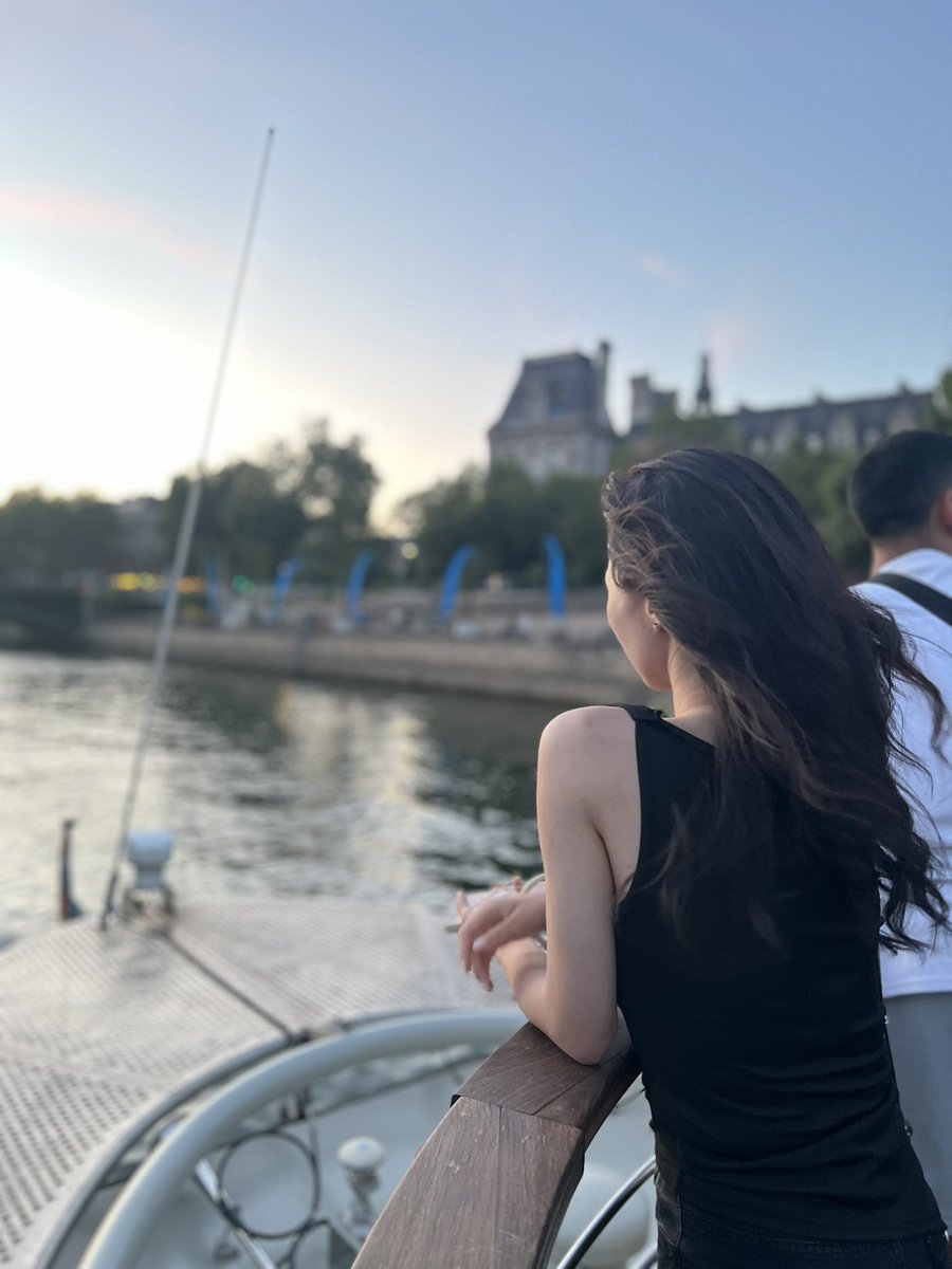 xF59x's tweet photo. Paris 🪄✨ https://t.co/ixtRxQzZNz