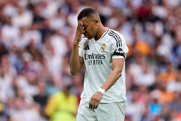 SangreMerengue3's tweet photo. No entiendo cómo hay gente que hoy prefiere ponerse del lado de Mbappé antes que de Vinícius.

Vinícius ya le dio muchísimo al Real Madrid y fue clave en dos Champions. 

Yo también creo en Mbappé, pero no olvido todo lo que Vinícius hizo por este club. https://t.co/6QiwDize3f