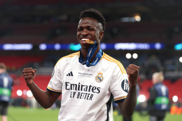 SangreMerengue3's tweet photo. No entiendo cómo hay gente que hoy prefiere ponerse del lado de Mbappé antes que de Vinícius.

Vinícius ya le dio muchísimo al Real Madrid y fue clave en dos Champions. 

Yo también creo en Mbappé, pero no olvido todo lo que Vinícius hizo por este club. https://t.co/6QiwDize3f