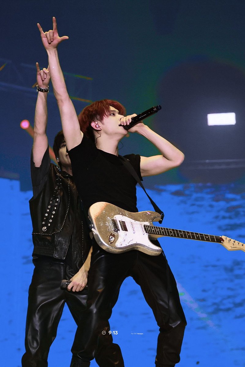 loopszzn's tweet photo. I'm a fucking star black leather pants and smash guitars https://t.co/jUdKMlujoH