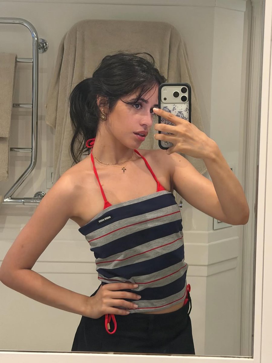 kcecolors's tweet photo. acho que camila tem dependência emocional nessa blusinha https://t.co/oVa0SZWDIP