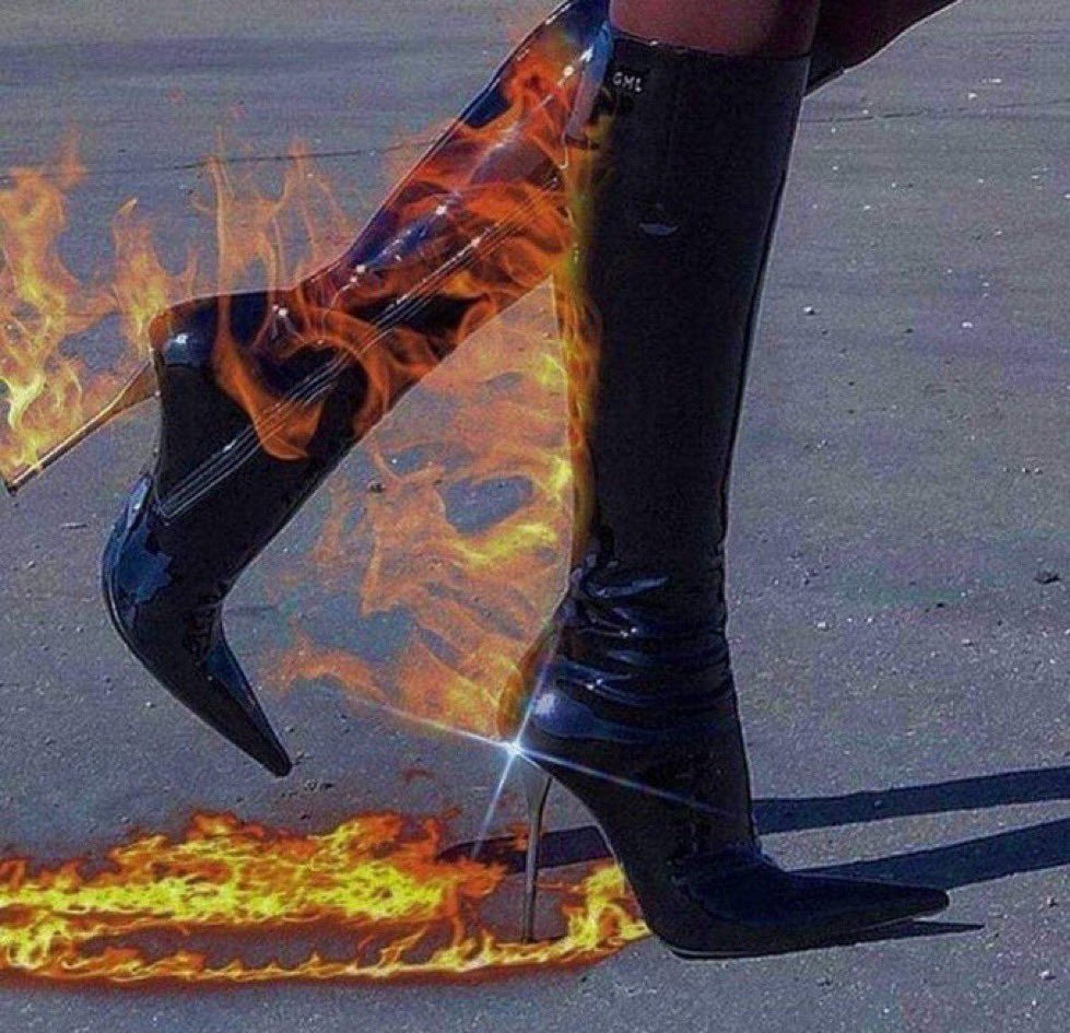 mem7ry's tweet photo. which artist is leaving the studio like this? https://t.co/wWiMfM7r2J
