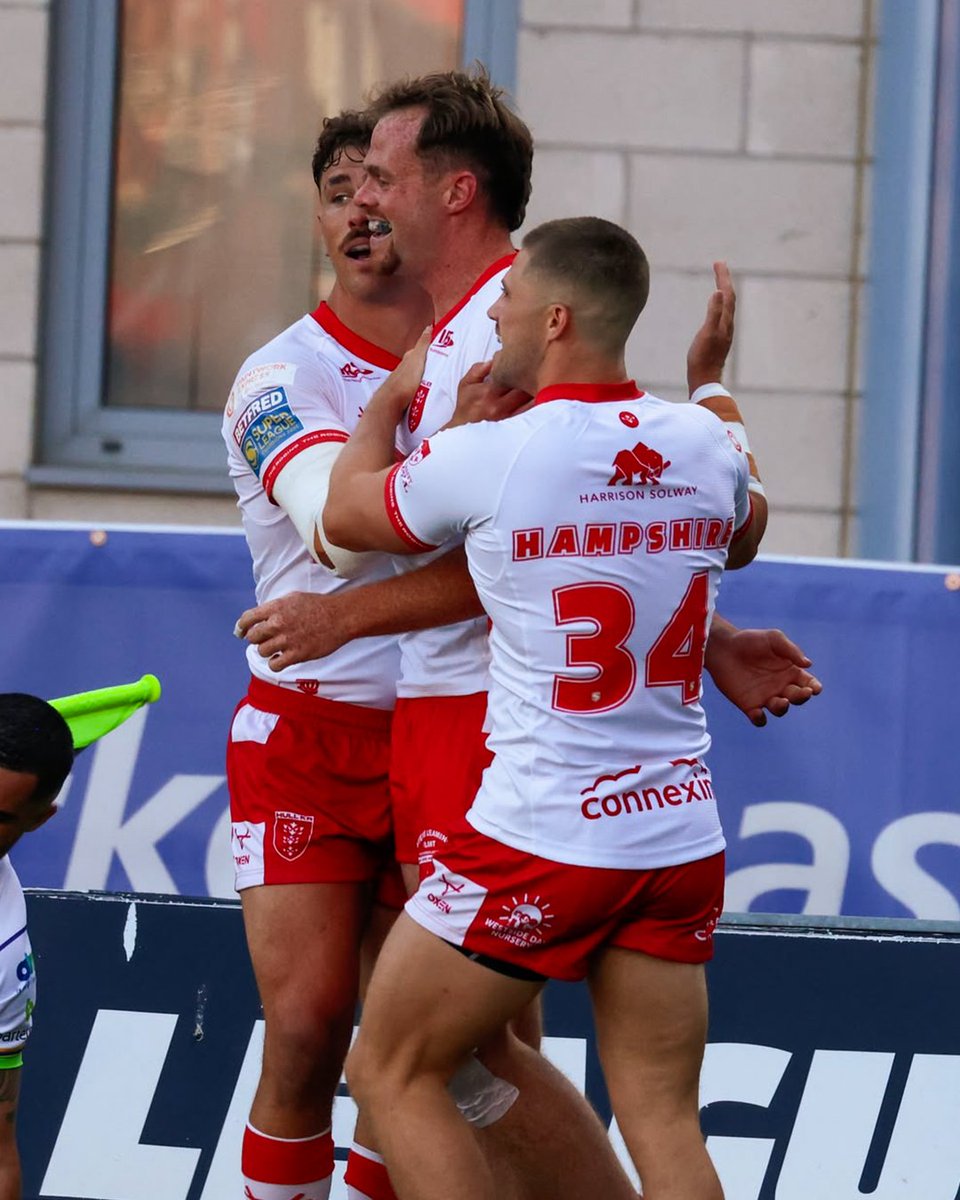 hullkrofficial's tweet photo. Career try number 2️⃣0️⃣0️⃣ for Joe Burgess last night! 😮‍💨 

Well in, Budgie 👏 

#UpTheRobins🔴⚪️ https://t.co/gAQpwmq0Xb