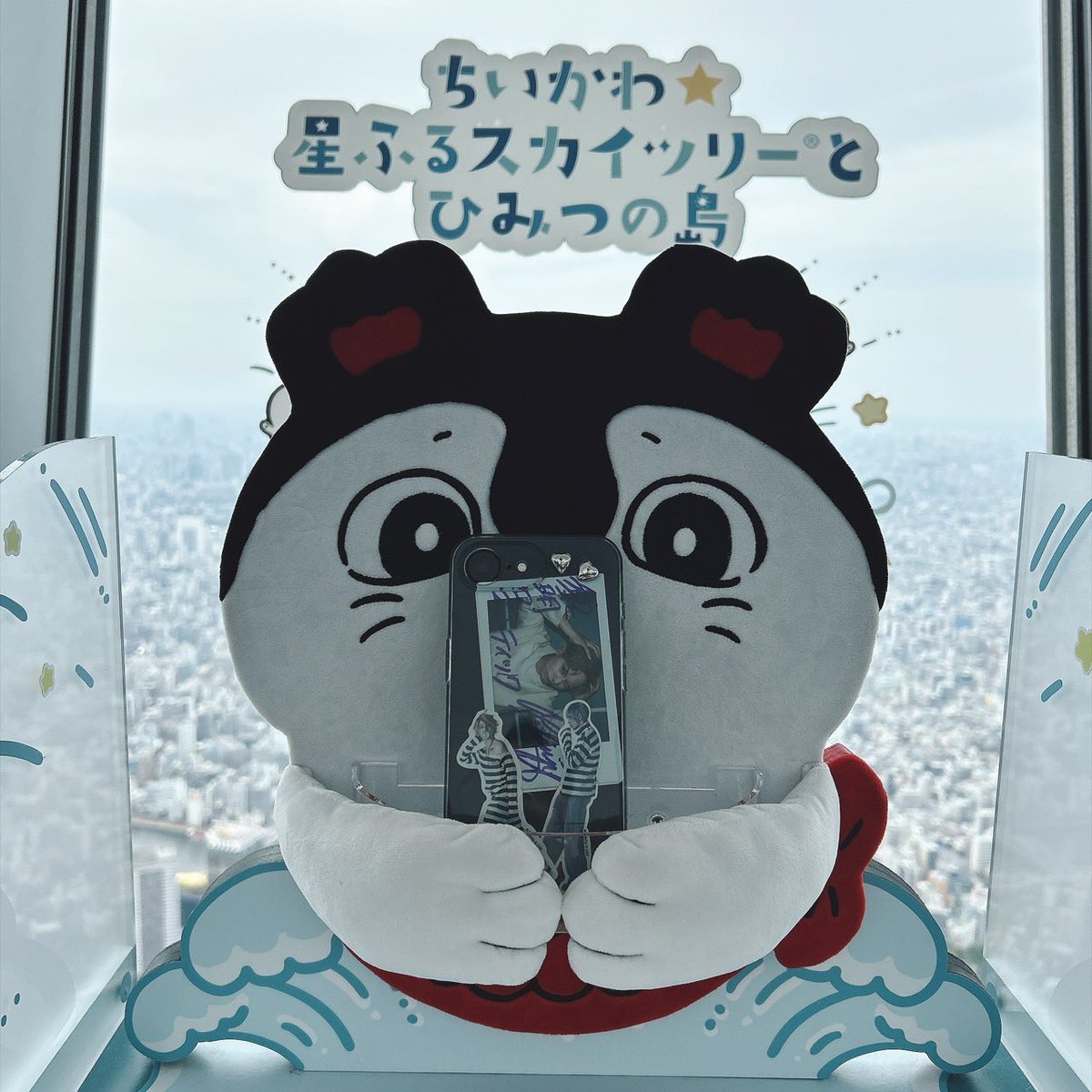 chokocha's tweet photo. 家族と行ったからなんも持ってなくてあ～～～～～だったけどスマホの裏にバクジャンいるじゃん!!となり妹のスマホでスマホの裏面を撮るｵﾀｸ https://t.co/E1U01xSwwg