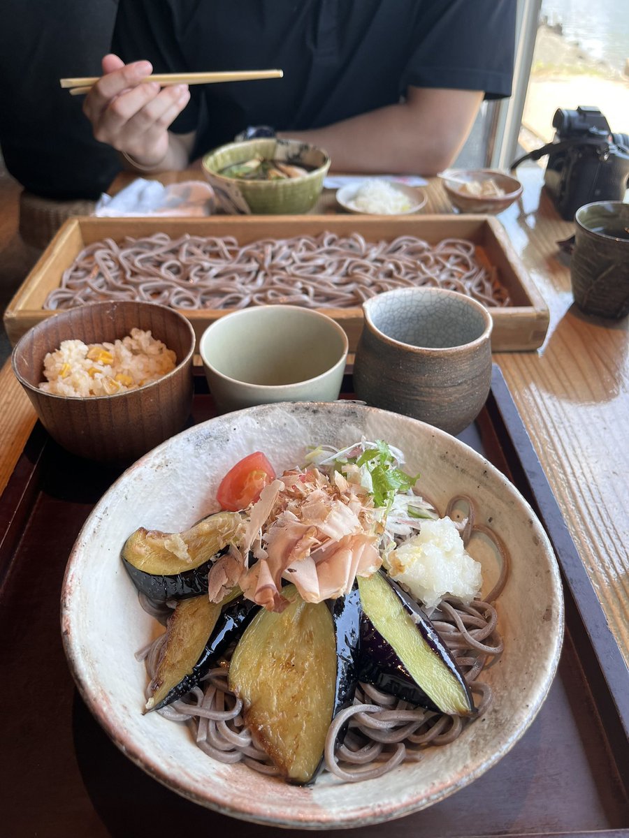 _sui_o's tweet photo. いい男(親友)とアチ〜って言いながら珈琲を片手に歩いて食べに行った蕎麦屋��ん程美味しいことないよ。また行こう https://t.co/BzxD2O7RJB