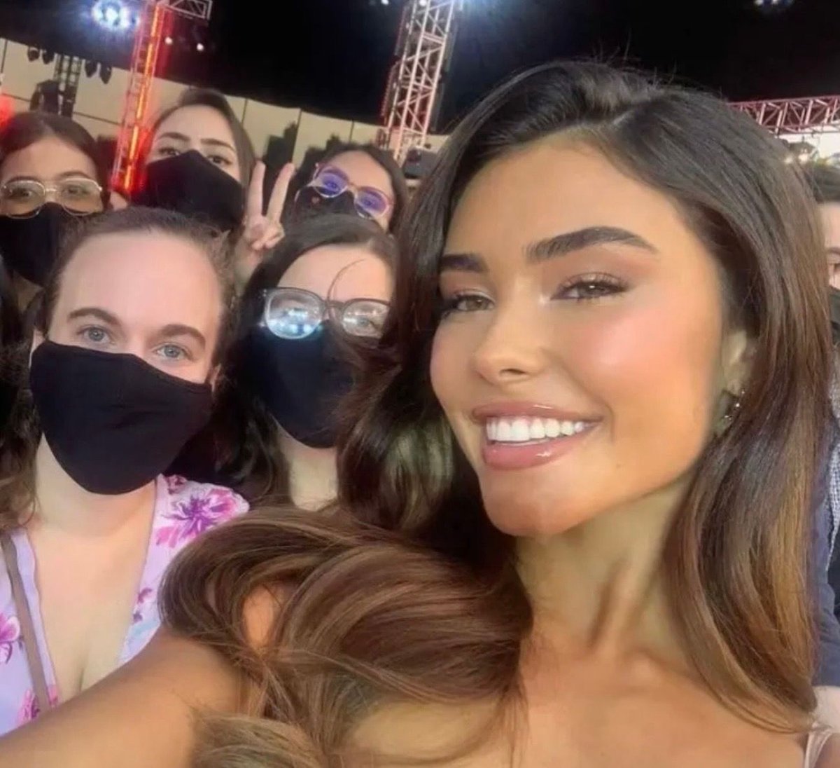 foidtechs's tweet photo. the pandemic had mid bitches wearing mask until late into 2021 https://t.co/i1vYqGtvJi