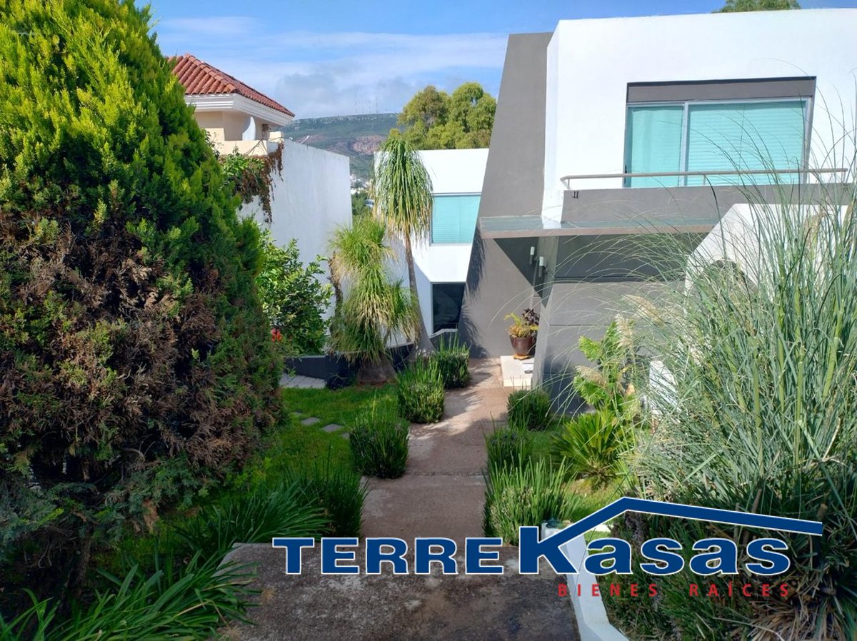 Terrekasas's tweet photo. Casa en Venta en Guadalupe, en Bernárdez, con 434 m2 de terreno, 497 m2 de construcción, con 4 niveles, 3 habitaciones, sala, comedor, cocina integral, 5 1/2 baños, recibidor con 1/2 baño, estudio u oficina, cuarto de servicio con baño completo, cuarto de lavandería. $14,000,000. https://t.co/c7BmKEhMdw