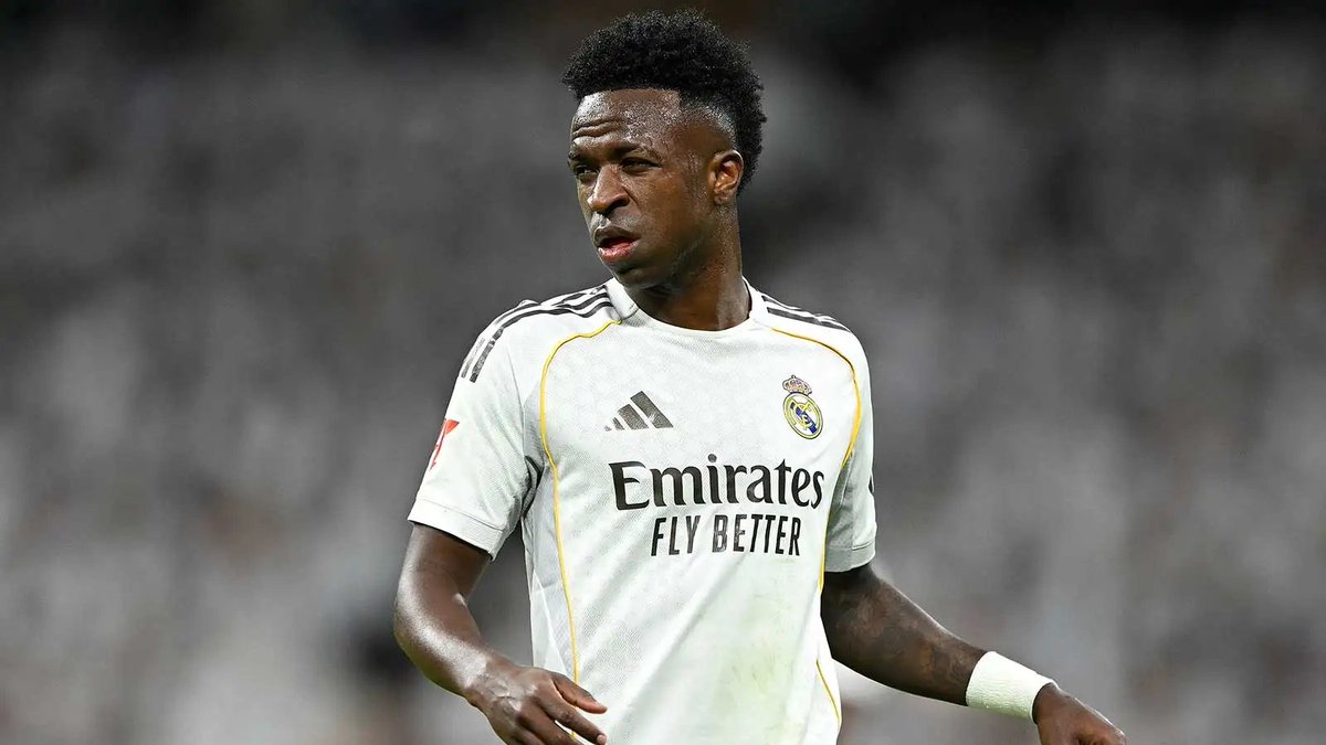 TouchlineX's tweet photo. 🚨 𝗝𝗨𝗦𝗧 𝗜𝗡: Jose Mourinho has held talks with every single Real Madrid player EXCEPT Vinicius Jr. 

— @OndaCero_es https://t.co/agTM8YAgd4