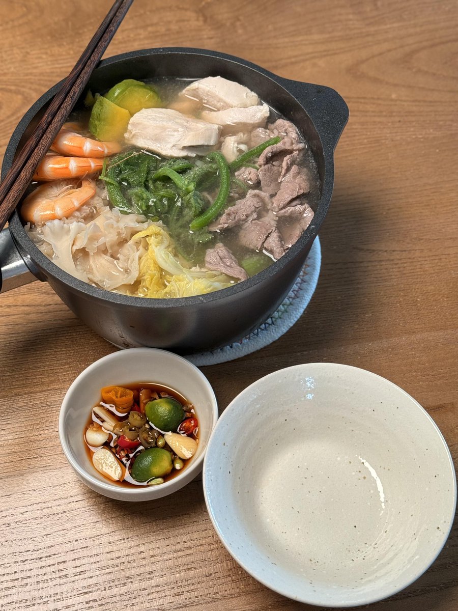 iseonjin12's tweet photo. 今日减脂餐打卡：水煮鸡胸肉配焯菠菜，撒少许黑胡椒，低卡高蛋白，吃着也不寡淡～ https://t.co/DMbXGXrwOF