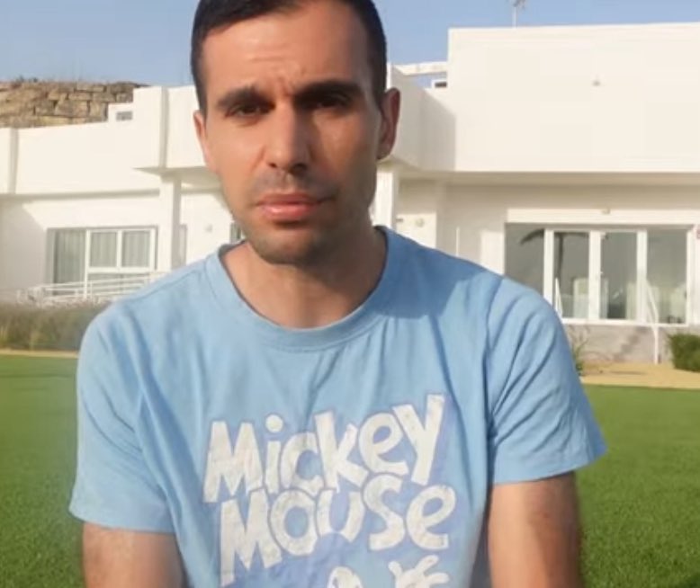 ActuFoot_'s tweet photo. . @Romain_Molina sur le dossier Diomandé 🇨🇮 au Real Madrid :

🗣️ « Tu sais que le joueur n’ira pas en Premier League (à cause des soucis d’agents et procédures juridiques)… tu dis à Leipzig que par conséquence le prix de 120 patates doit baisser MAIS NON…

Deux options :
👉 Soit le Real Madrid est géré par des INCOMPÉTENTS qui ne font pas leur travail et qui ne sont pas au courant.

👉 Soit y’a quelqu’un QUI MANGE sur ce dossier.

Ma foi j’ai bien une petite idée de la réponse… » 💰