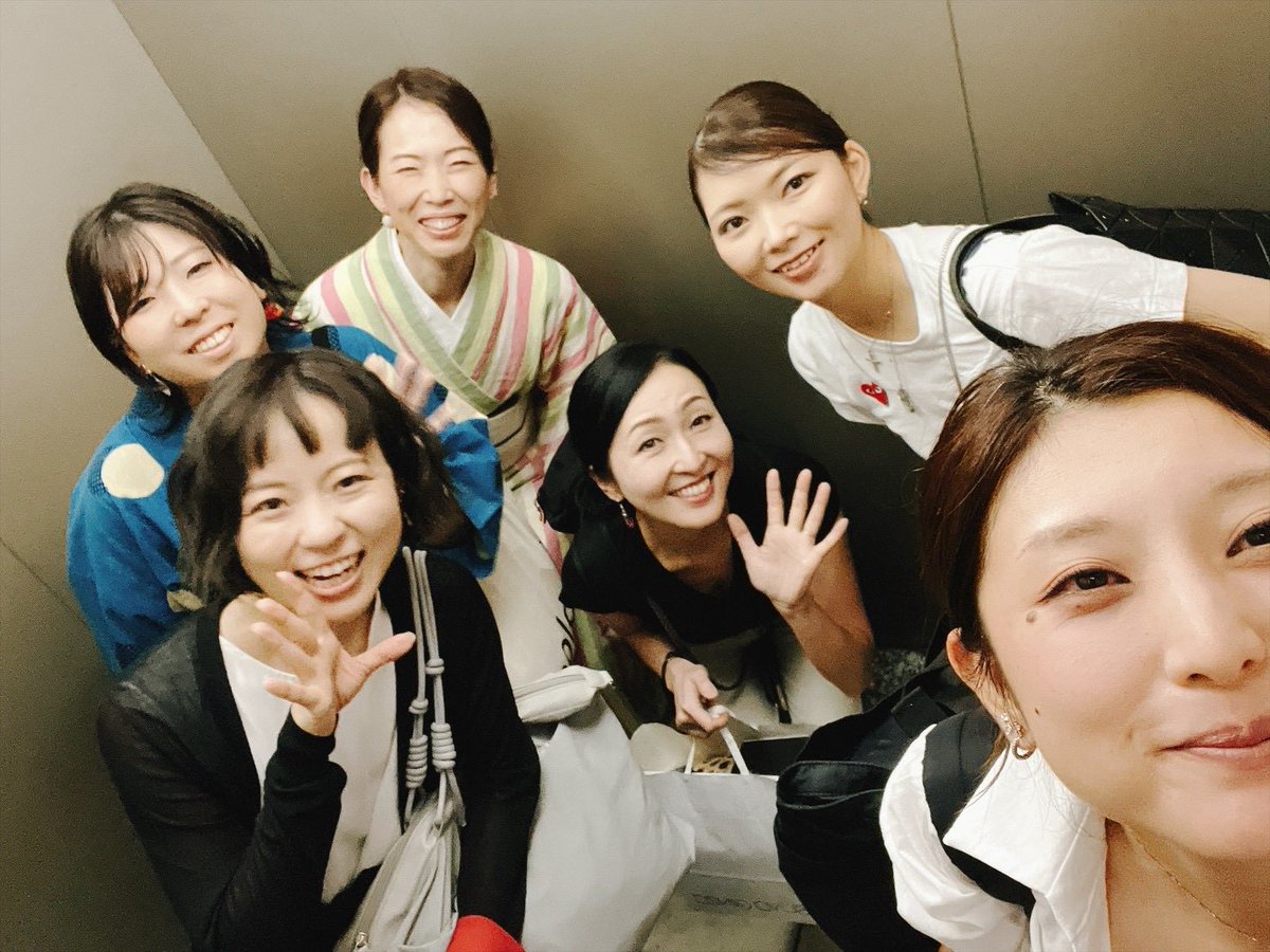 linlin_link's tweet photo. イベント3日目7/31も皆んなでセルフィ🌼
凛九応援してるよ！SNS見てるよ！とたくさんお声掛けくださって元気もらえました✨通りかがりの方にも興味を持って話を聞いてくださり感謝な1日。
日本の職人「匠の技」展
7月29日（水）～8月3日(月)10:00〜19:00
会場　日本橋三越本店 本館７階 催物会場 https://t.co/J7b4UDgQM3