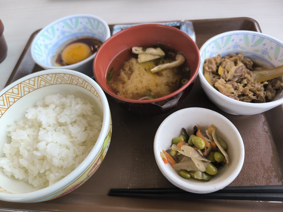 gto2002's tweet photo. 今日は息子のオープンキャンパスで京都へ！⛩️

まずはすき家の朝定食でしっかり腹ごしらえ🍚
 牛小鉢とたまごの組み合わせはやっぱり最強✨
いよいよ受験シーズン本番。
親としてしっかりサポートしつつ、一日付き添ってきます！

​#すき家 #朝ごはん #オープンキャンパス #京都 #受験生の親 https://t.co/V1xUZlmZFL