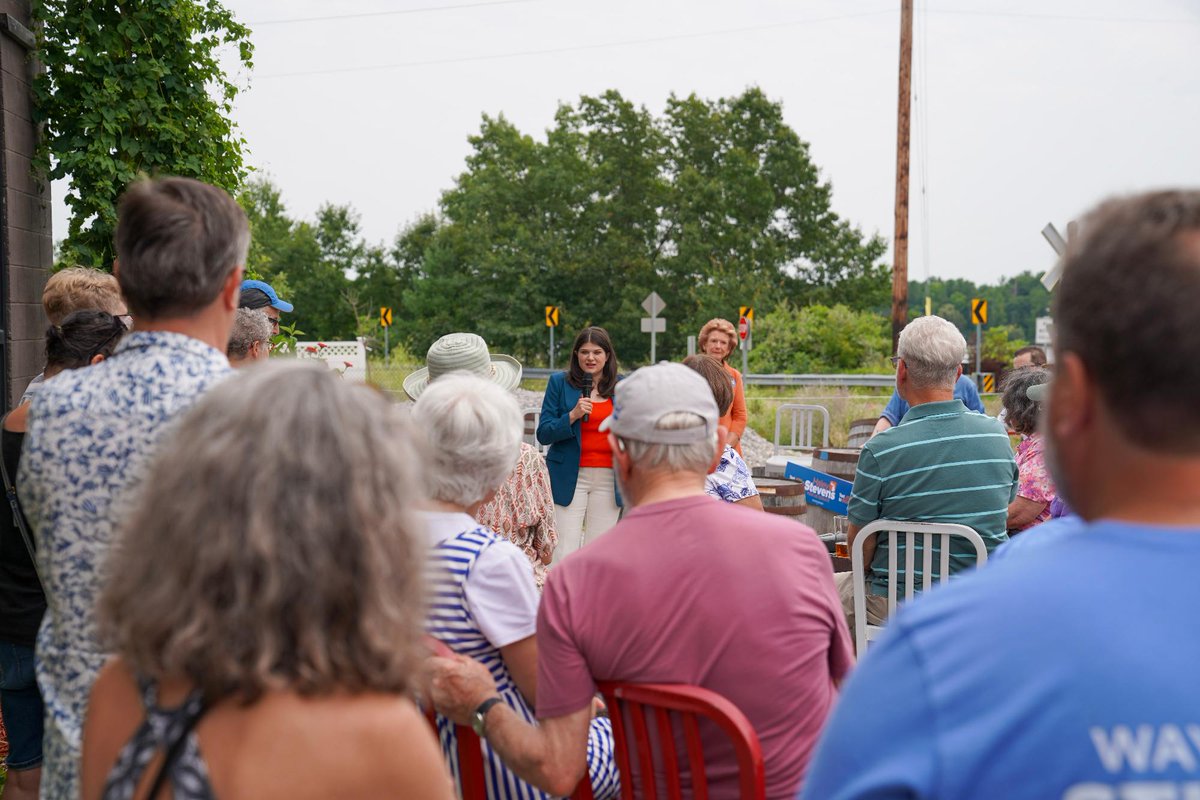 HaleyforMI's tweet photo. Only four days left until the August 4th primary and Traverse City showed out today for our meet and greet with former Senator @Stabenow! We're building a winning coalition that’ll keep MI blue. 💙 https://t.co/JP3H6s9mg8