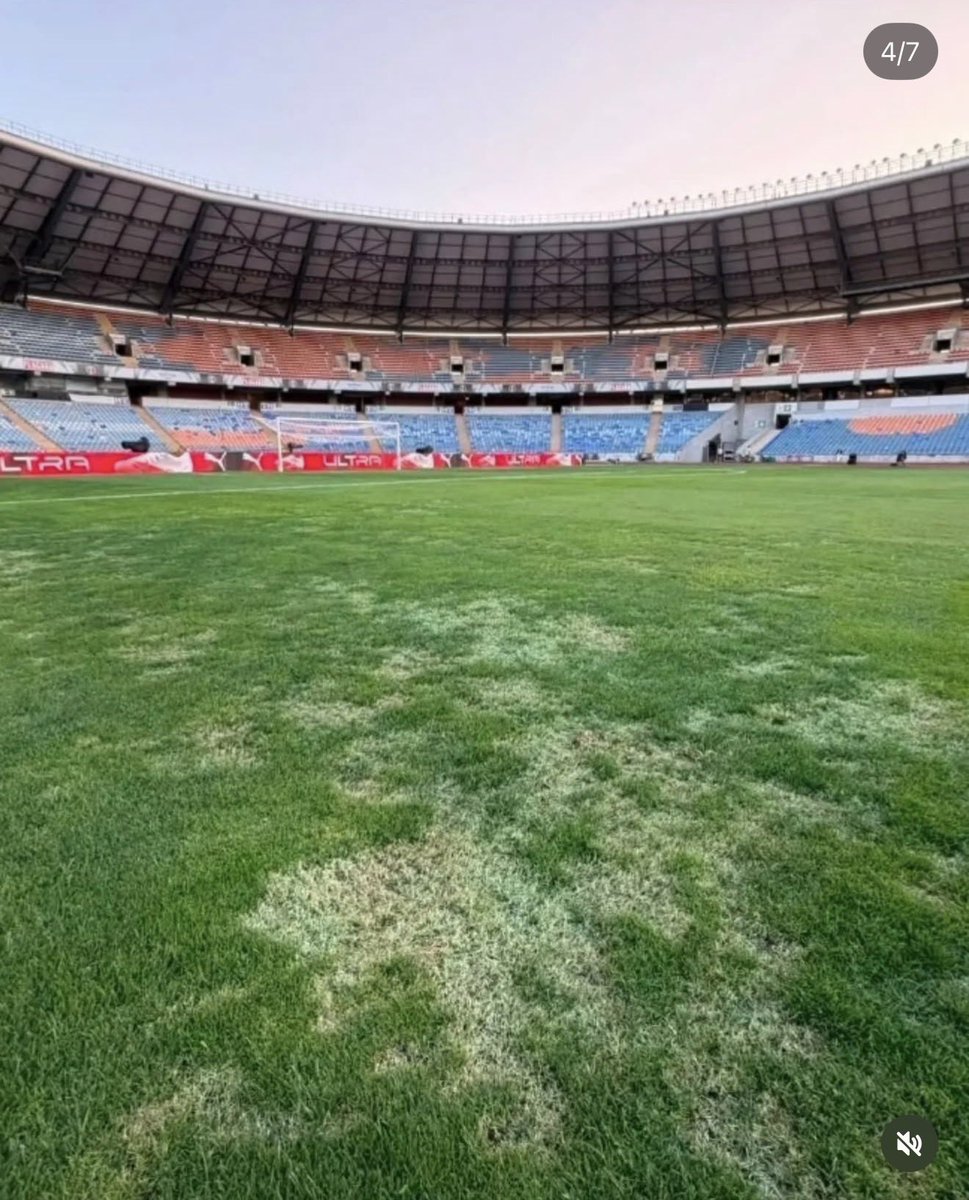 hugotiago_'s tweet photo. A FPF que gasta milhões em publicidade, com o Canal 11, a alimentar muitas bocas, a promover vaidades e a sustentar tachos e panelas, organiza a final da Supertaça num estádio com este relvado abaixo de cão.
Muito dinheiro para propaganda, pouco cuidado com o futebol. https://t.co/Y33yrmwDzR