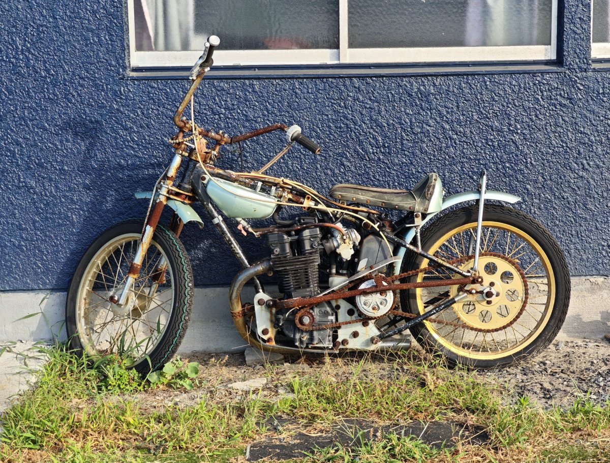 tsugataku's tweet photo. 田舎でたまに見る、元車両が何だったのか分からないくらい弄り倒されたマシン。 https://t.co/5G5w4O9bgf