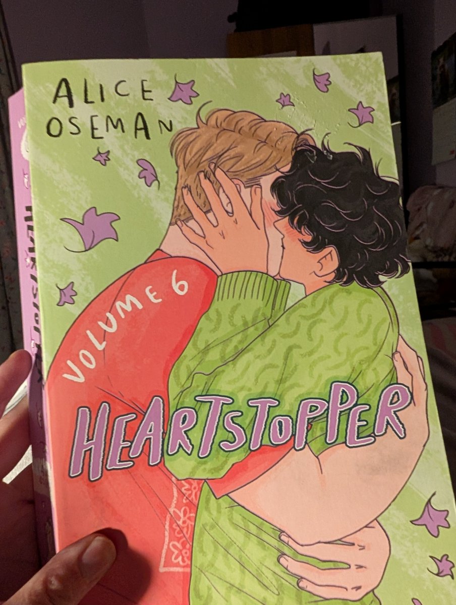 myaespadaze's tweet photo. It's still July so it counts 🤭 2 more books I read and loved in July 💕📚 so sad Heartstopper is over 😭

#heartstopper #aliceoseman #july #booksiread https://t.co/UsNR3IVjCe
