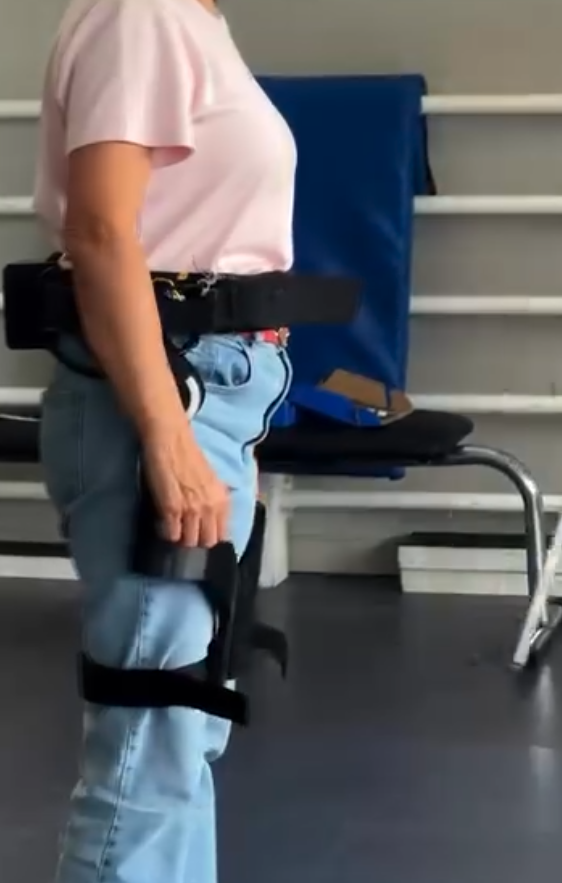 monti3dev's tweet photo. aprovecho este post para compartir mi proyecto mas manija hasta hoy, basicamente un exoesqueleto para la rehabilitacion medica. Lo armamos como trabajo final de escuela técnica a lo largo del 2025, incluso nos aparecio un angel investor preguntando si queriamos seguirlo, pero consideramos que la idea no tenia futuro en ese mercado. 

Nunca me habia divertido tanto con un proyecto, un millon de cosas para resolver: electronica, software, firmware, diseño 3d, etc, cx, ux/ui, etc. Muy recomendable para los que estan en una técnica o en la facultad desarrollar un proyecto final como si este fuese a salir al mercado.  

(perdi bastantes fotos y videos, comparto lo que encontré) 

si les interesó: 
https://t.co/YbRJyOJwv3
