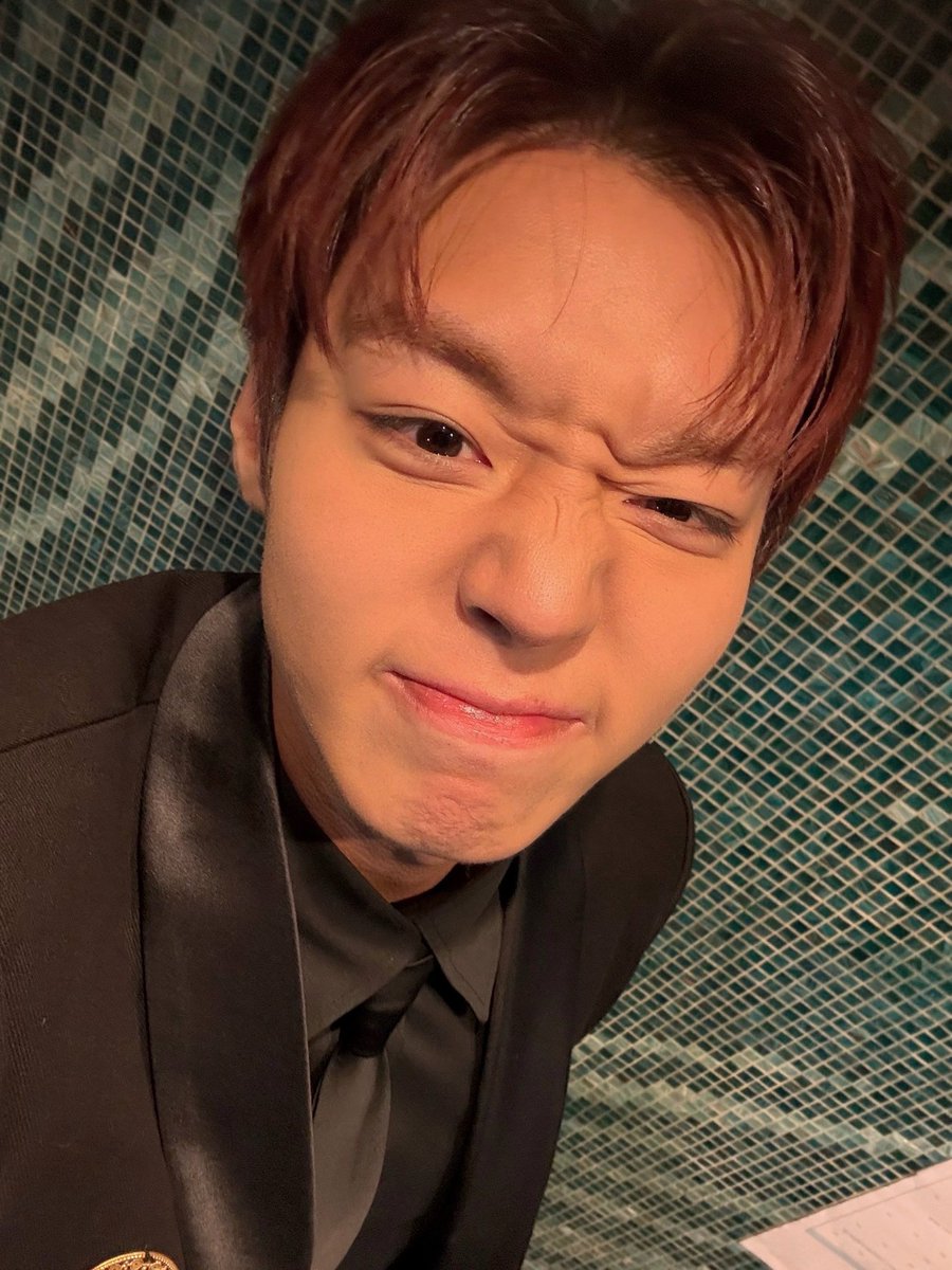 kkaeng_ee's tweet photo. 넘 피곤해서 그냥 잠들었는데 이뽀니체리지훈이 와있어ㅠㅠㅠㅠ 지후나 고생해쏘❤️❤️ https://t.co/umZw0HwQpI