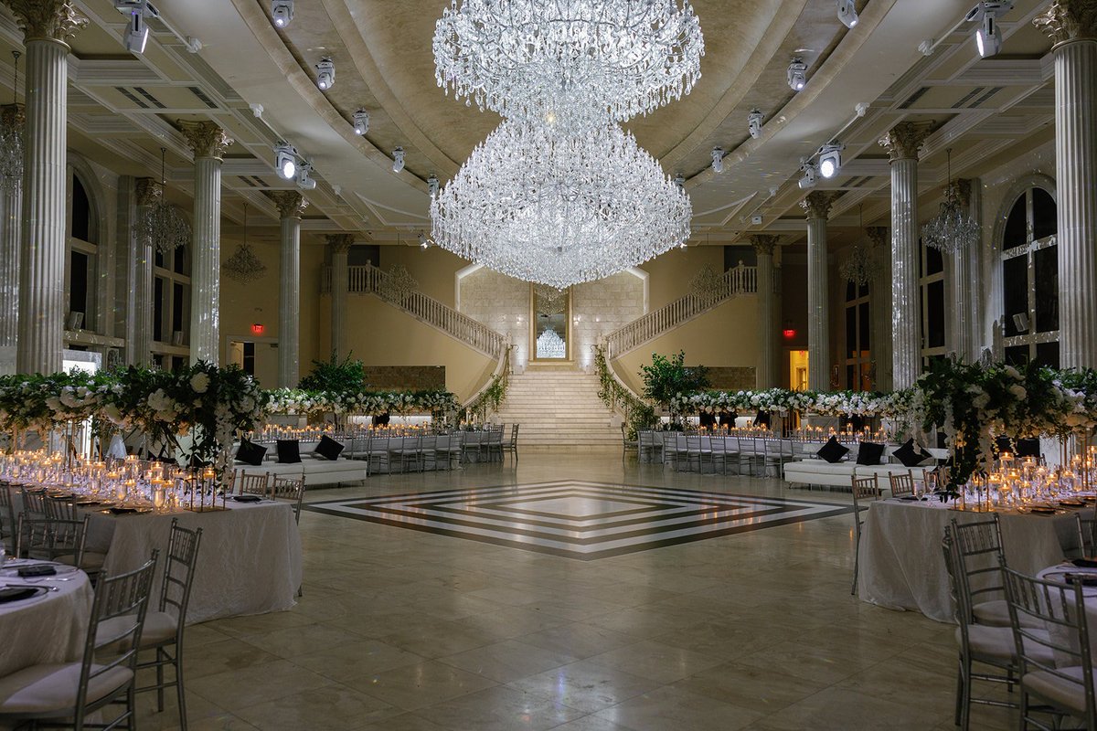 RitsaIdols's tweet photo. The Ballroom for #ChaldeaGrandGala has been cleaned and decorated for social interactions and room for slow dances and such~

Will also be opened in 3 hours~ https://t.co/q3fTtrmm8p