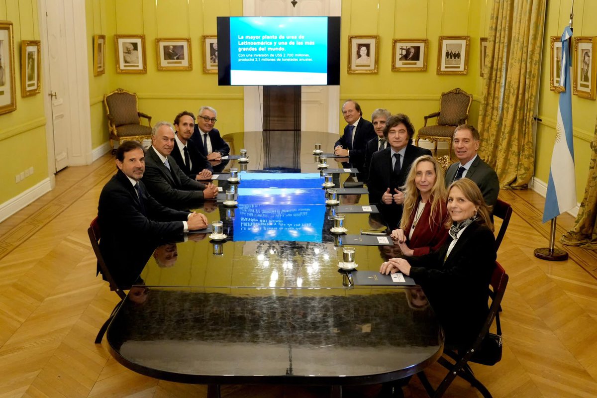 nicomindlin's tweet photo. Hoy presentamos ante el Presidente y autoridades del Gobierno Nacional una inversión de Pampa por USD 2.700 millones para construir la planta de urea más grande de Latinoamérica.

Transformando gas de Vaca Muerta en urea, el proyecto generará miles de puestos de trabajo y alrededor de USD 1.000 millones adicionales por año en exportaciones y sustitución de importaciones para Argentina.

Inversiones de esta magnitud son posibles cuando existen marcos previsibles, como el que da el RIGI, y acceso a financiamiento de largo plazo a tasas razonables.

Sin financiamiento, muchos proyectos no serían viables. Por eso un riesgo país más bajo y un mercado de capitales profundo no le importa solo a “la timba”, son herramientas fundamentales para el desarrollo del país.

Si Argentina sostiene este rumbo, anuncios así van a dejar de ser noticia para convertirse en algo cotidiano. El potencial de Argentina es infinito!