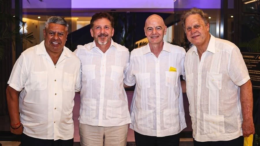 futbismo's tweet photo. En la historia quedará que Chiqui Tapia, Jesurún y Alejandro Domínguez se le arrodillaron a Infantino por unos pesos. https://t.co/0EN4ab5NTo