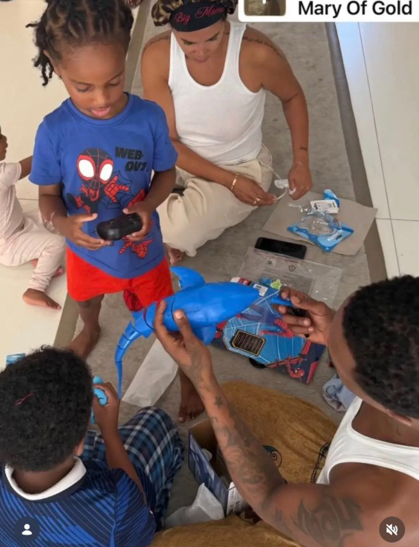 wizkidgirlie's tweet photo. Big family ❤️ https://t.co/l58f8eo8lb